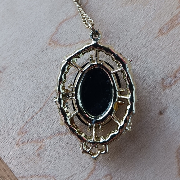 Vintage Gold Tone Faux Cameo Necklace And Screw Back Earring Set Costume Jewelry - Picture 4 of 12